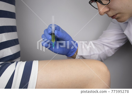 The doctor inserts a needle into the thigh. Intramuscular injection into the quadriceps. Treatment with corticosteroids, anti-inflammatory drugs, or anti-cellulitis shots. Alternative injection sites The doctor inserts a needle into the thigh. Intramuscular injection into the quadriceps. Treatment with corticosteroids, anti-inflammatory drugs, or anti-cellulitis shots. Alternative injection sites 77395278