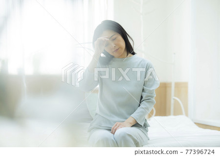 Poor physical condition bedroom 77396724