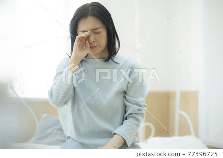 Poor physical condition bedroom 77396725