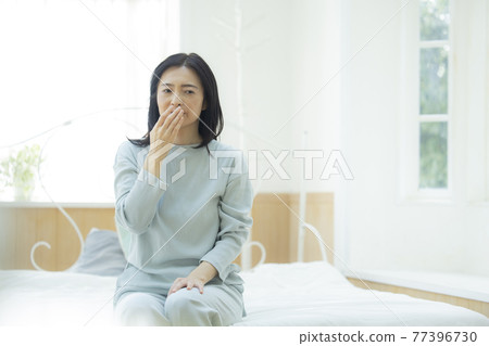 Poor physical condition bedroom 77396730