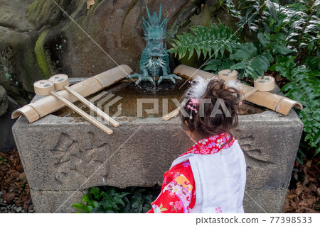 Shichigosan 753 3-year-old girl shrine prayer worship Chozuya, cassotte Shichigosan 753 3-year-old girl shrine prayer worship Chozuya, cassotte 77398533
