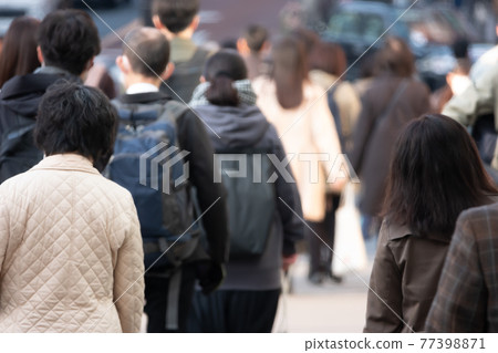 People who commute to work Tokyo 77398871
