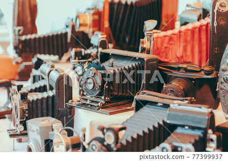 Old retro photo cameras on a vintage market showcase (vintage photo effect) Old retro photo cameras on a vintage market showcase (vintage photo effect) 77399937