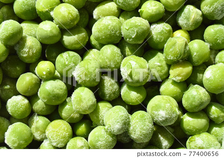 Fresh green frozen peas grains, nutritious and healthy green vegetables 77400656