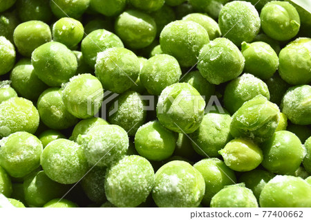 Fresh green frozen peas grains, nutritious and healthy green vegetables 77400662