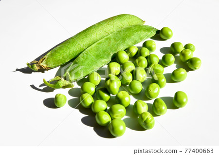 Fresh green peas grains, nutritious green vegetables, isolated on white background Fresh green peas grains, nutritious green vegetables, isolated on white background 77400663