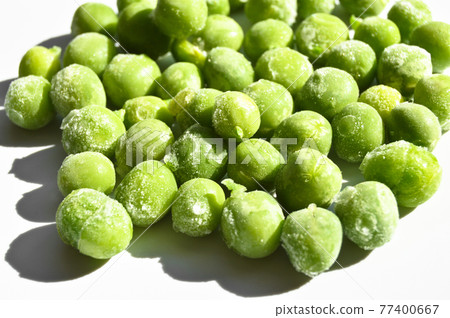 Fresh green frozen peas grains, nutritious and healthy green vegetables, isolated on white background Fresh green frozen peas grains, nutritious and healthy green vegetables, isolated on white background 77400667