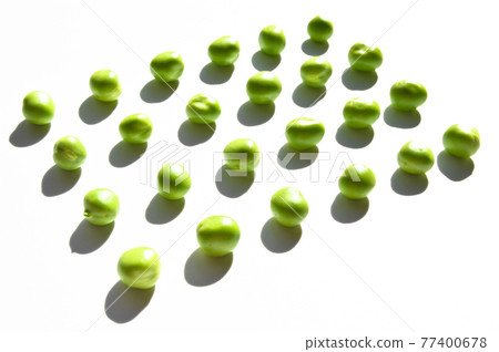 Fresh green peas grains, nutritious green vegetables, isolated on white background 77400678