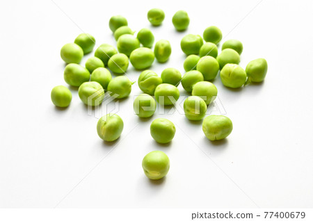 Fresh green peas grains, nutritious green vegetables, isolated on white background 77400679