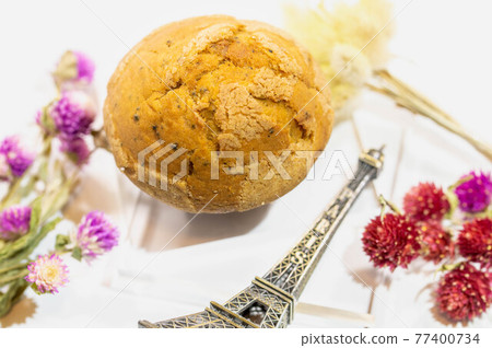 A big muffin that looks delicious 77400734