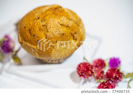 A big muffin that looks delicious 77400735