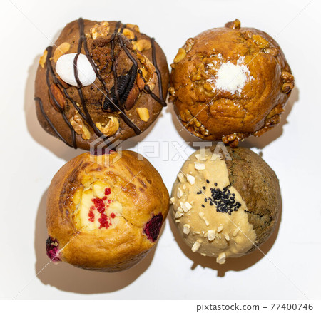 A big muffin that looks delicious 77400746