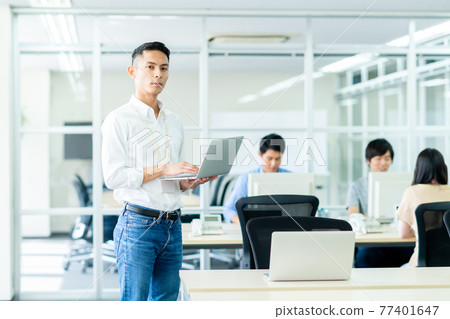 年輕工程師在辦公室 77401647