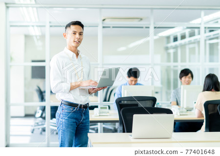 年輕工程師在辦公室 77401648