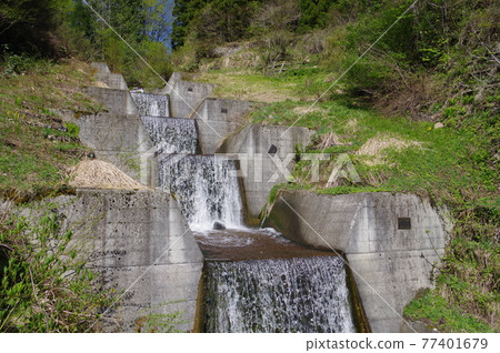 小谷村、信州、大別、日影澤的Sabo設施、階梯式地板固定工作組、防止垂直侵蝕和穩定河床的大壩 77401679