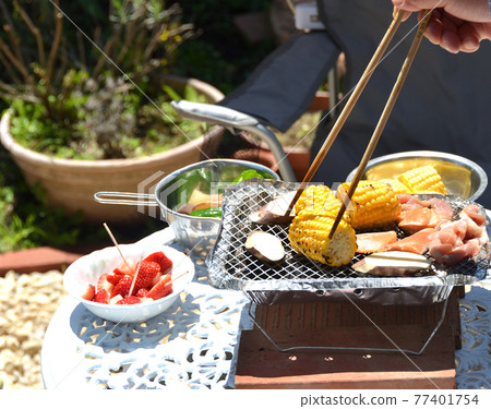 Small group barbecue / single barbecue in the garden 77401754