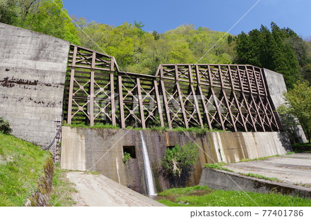 Shinshu Otari Village Sabo Facility Shimosatose Iron Lattice Frame Dam A mixed dam of concrete and lattice frame 77401786