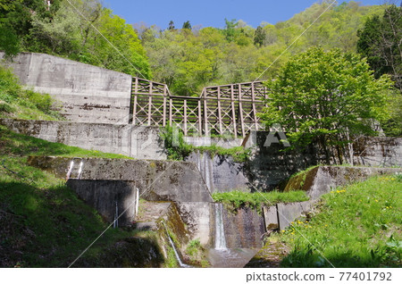 Shinshu Otari Village Sabo Facility Shimosatose Iron Lattice Frame Dam 混凝土和格子框架的混合壩 77401792