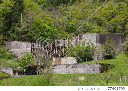 Shinshu Otari Village Sabo Facility Shimosatose Iron Lattice Frame Dam 混凝土和格子框架的混合壩 77401793