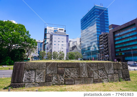 青山二丁目十字路口神宮外苑一丁並木入口附近的藍天下的青山通 77401983
