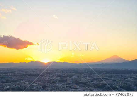 [Kanagawa Prefecture] January ・ Cityscape of Kanagawa Prefecture and Mt. Fuji at dusk 77402075