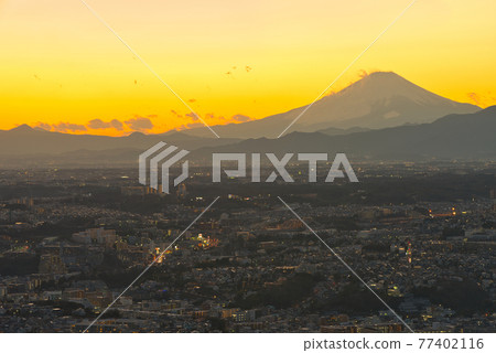 [神奈川縣] 1 月· 黃昏時分神奈川縣和富士山的城市景觀 77402116
