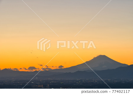 [神奈川縣] 1 月· 黃昏時分神奈川縣和富士山的城市景觀 77402117