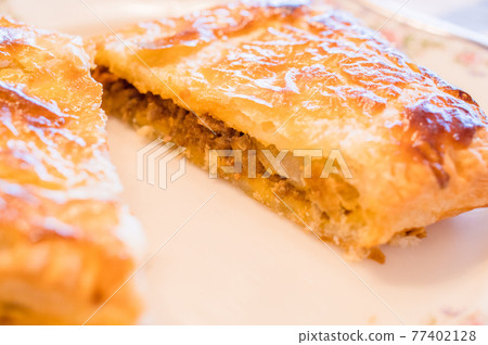 新鮮出爐的肉餡餅的橫截面 新鮮出爐的肉餡餅的橫截面 77402128