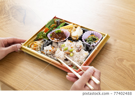 吃便利店午餐的女人的手 吃便利店午餐的女人的手 77402488