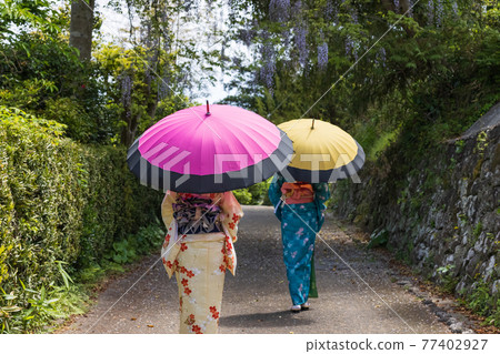 Young women and friends sightseeing in kimono on a girls' trip [Kitsuki City] 77402927