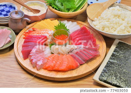 Hand-rolled sushi, hand-rolled sushi, dinner, hand-rolled sushi, handmade, and sushi. 77403050