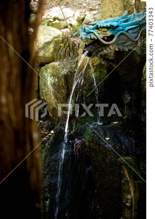 Water flowing out of the dragon's mouth 77403343