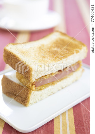美味的火腿排三明治和咖啡 美味的火腿排三明治和咖啡 77403481