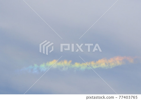 一排被染成彩虹色的虹彩雲 77403765