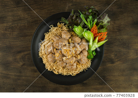 Instant Noodles Stir Fired with Marinate Minced Pork Patty  ontop Crispy Garlic 77403928