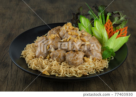 Instant Noodles Stir Fired with Marinate Minced Pork Patty  ontop Crispy Garlic 77403930