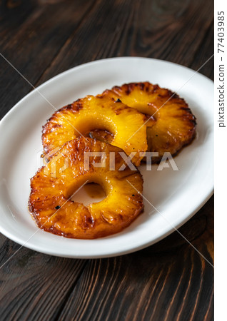 Slices of roasted pineapple 77403985