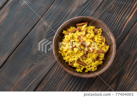 Portion of saffron risotto with fried chanterelles 77404001