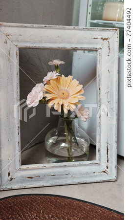 Light-colored roses and marguerite flowers on the frame Light-colored roses and marguerite flowers on the frame 77404492
