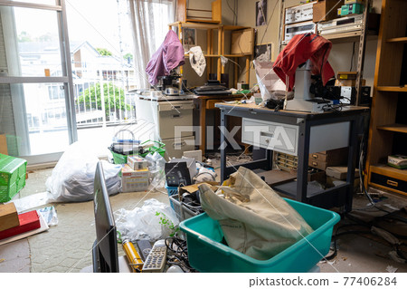 In the room of the house where the relics are being sorted In the room of the house where the relics are being sorted 77406284