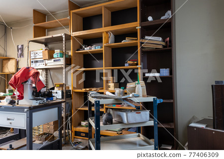 In the room where the relics are being organized 77406309