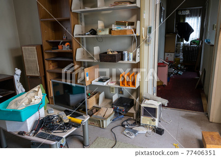 在整理遺物的房間裡 77406351