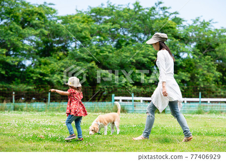 走在領域的母親、女兒和愛犬 77406929