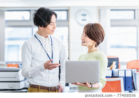 A businessman who consults while looking at a personal computer A businessman who consults while looking at a personal computer 77408056
