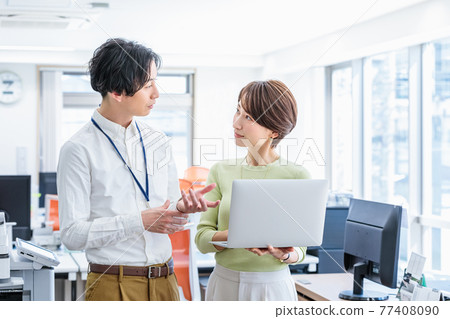 A businessman who consults while looking at a personal computer A businessman who consults while looking at a personal computer 77408090