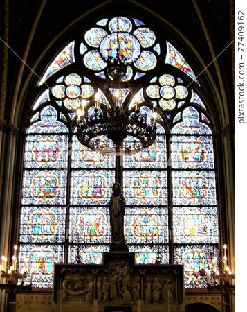 法國巴黎圣母院的內部和彩色玻璃 法國巴黎圣母院的內部和彩色玻璃 77409162