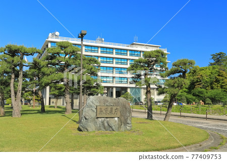 [Shimane Prefecture] Shimane Prefectural Government Building under clear skies 77409753