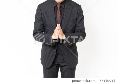 站立在白色背景前面和道歉的男性商人 站立在白色背景前面和道歉的男性商人 77410941