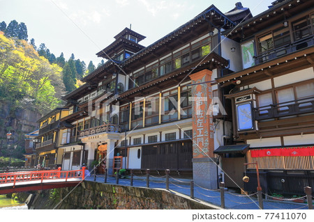 Fresh green Taisho romance Ginzan Onsen town 77411070