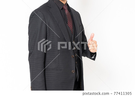 一個男商人站在白色背景前，做一個類似的手勢 77411305